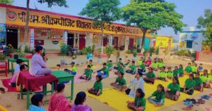 उत्तर प्रदेश के परिषदीय विद्यालय में अंतरराष्ट्रीय योग दिवस पर सामूहिक योगाभ्यास करते छात्र-छात्राएं