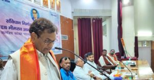 लखनऊ में आयोजित चिंतन गोष्ठी को संबोधित करते एमएलसी डॉ. लालजी प्रसाद निर्मल