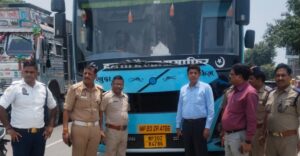 अयोध्या में अवैध बस स्टैंडों के खिलाफ परिवहन विभाग की कार्रवाई के दौरान जांच करते अधिकारी