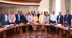 बेंगलुरु में उत्तर प्रदेश ग्लोबल ग्रोथ डायलॉग 2026 के दौरान निवेशकों को संबोधित करते मुख्यमंत्री योगी आदित्यनाथ