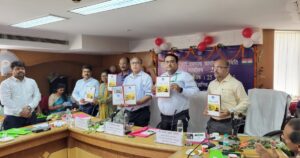 लखनऊ में आयोजित नराकास (कार्यालय-2) की छमाही बैठक में मौजूद अधिकारी एवं राजभाषा प्रतिनिधि