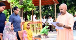 गोरखनाथ मंदिर में जनता दर्शन के दौरान लोगों की समस्याएं सुनते मुख्यमंत्री योगी आदित्यनाथ