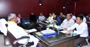 लखनऊ में पंचायतीराज विभाग की समीक्षा बैठक की अध्यक्षता करते मंत्री ओमप्रकाश राजभर
