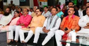 लखनऊ में भाजपा कार्यकर्ताओं के साथ प्रधानमंत्री नरेंद्र मोदी के मन की बात कार्यक्रम का सामूहिक श्रवण