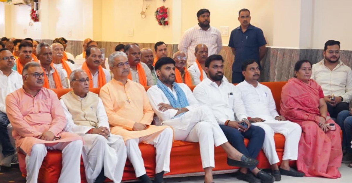 लखनऊ में भाजपा कार्यकर्ताओं के साथ प्रधानमंत्री मोदी के 'मन की बात' कार्यक्रम को सुनते प्रदेश उपाध्यक्ष डॉ. नीरज सिंह