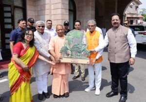 विश्व पर्यावरण दिवस पर पौधरोपण अभियान में हिस्सा लेते लोग