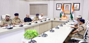 लखनऊ में जीआरपी की समीक्षा बैठक करते मुख्यमंत्री योगी आदित्यनाथ