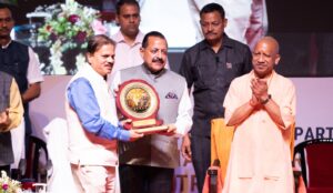 लखनऊ में क्षेत्रीय मौसम विज्ञान केंद्र के शुभारंभ कार्यक्रम में मुख्यमंत्री योगी आदित्यनाथ और केंद्रीय मंत्री डॉ. जितेंद्र सिंह
