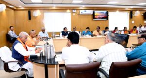 कानपुर में लोक निर्माण विभाग की समीक्षा बैठक की अध्यक्षता करते मुख्यमंत्री योगी आदित्यनाथ