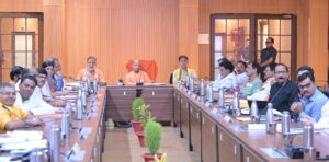 जल संरक्षण और वर्षाजल संचयन पर समीक्षा बैठक करते मुख्यमंत्री योगी आदित्यनाथ