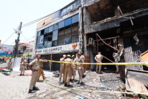 अलीगंज अग्निकांड स्थल का निरीक्षण करती एसआईटी और जांच टीम