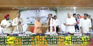 लखनऊ में कृषि समीक्षा बैठक के दौरान मुख्यमंत्री योगी आदित्यनाथ और केंद्रीय मंत्री शिवराज सिंह चौहान