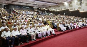 लखनऊ में लोकतंत्र सेनानियों को सम्मानित करते मुख्यमंत्री योगी आदित्यनाथ
