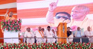 देवरिया में विकास परियोजनाओं के कार्यक्रम को संबोधित करते हुए मुख्यमंत्री योगी आदित्यनाथ।
