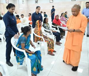 जनता दर्शन में फरियादियों की समस्याएं सुनते मुख्यमंत्री योगी आदित्यनाथ
