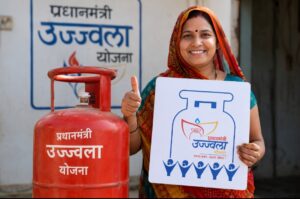 उज्ज्वला योजना के लाभार्थी के हाथ में एलपीजी गैस सिलेंडर
