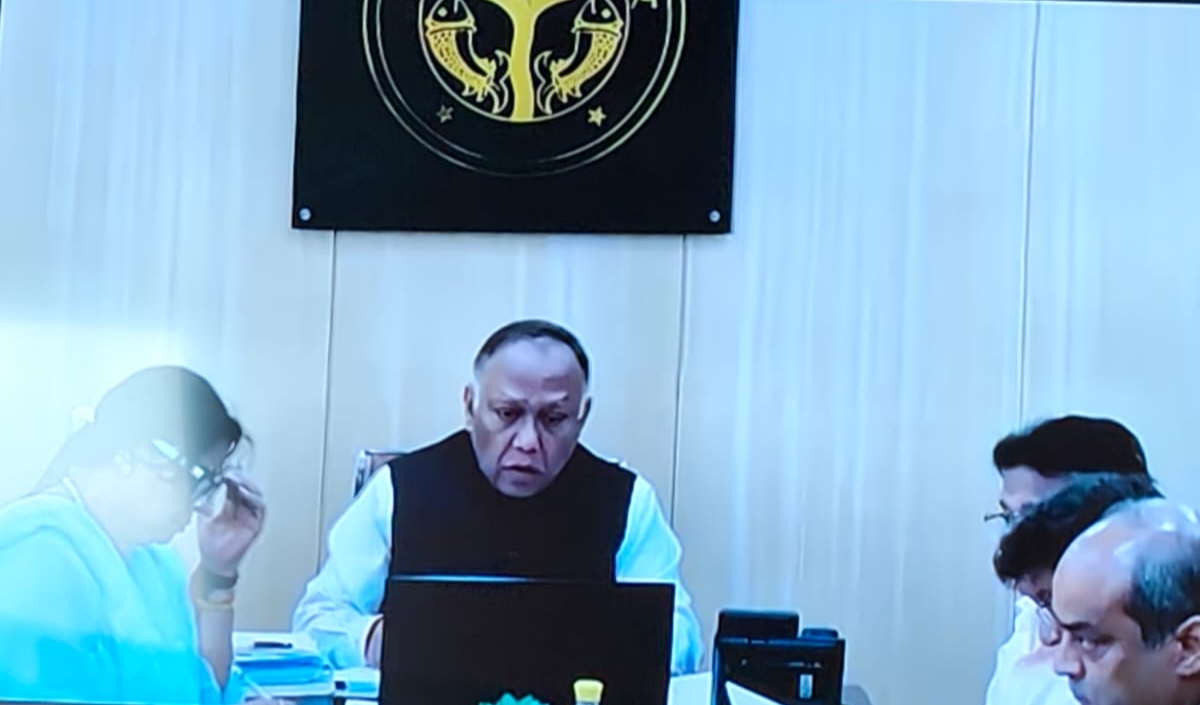 टीबी मुक्त भारत अभियान की समीक्षा बैठक में अधिकारियों को निर्देश देते अपर मुख्य सचिव चिकित्सा एवं स्वास्थ्य अमित कुमार घोष