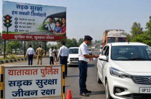 उत्तर प्रदेश में सड़क सुरक्षा और यातायात व्यवस्था को लेकर ट्रैफिक पुलिस चेकिंग प्रतीकात्मक दृश्य