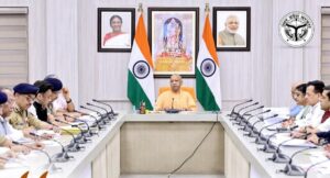 NEET UG 2026 अभ्यर्थी यूपी रोडवेज बस में 50 प्रतिशत किराया छूट का लाभ की बैठक करते हुए सीएम योगी