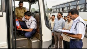 बस में अग्निशमन यंत्र की जांच करते परिवहन विभाग के अधिकारी की प्रतीकात्मक चित्र 