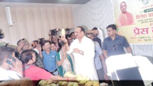 लखनऊ में आयोजित यूपी आम महोत्सव 2026 की प्रेस वार्ता में आम की विभिन्न किस्मों का प्रदर्शन