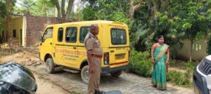 अयोध्या में मिशन सेफ फ्यूचर अभियान के तहत स्कूली बस की जांच करते परिवहन अधिकारी
