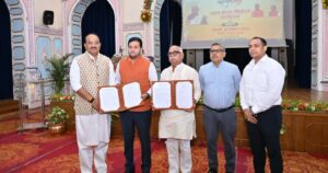 लखनऊ के जन भवन में आयोजित मैंगो बायर-सेलर मीट में आम उत्पादक और निर्यातक