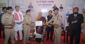 राज्यपाल आनंदीबेन पटेल महिला पुलिस अधिकारी को सराहनीय कार्य के लिए प्रशस्ति पत्र देते हुए