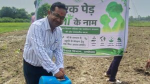 अयोध्या के मसौधा ब्लॉक में किसान हरिनाथ शुक्ला के खेत में परिवहन विभाग के अधिकारियों और ग्रामीणों द्वारा पौधरोपण करते हुए।