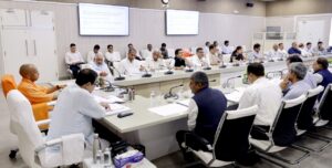सड़क परियोजनाओं को तेजी से पूरा करने के लिए केंद्रीय सड़क परिवहन मंत्री नितिन गडकरी और सीएम योगी समीक्षा बैठक करते हुए 