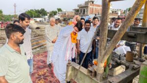 अयोध्या के बहादुरगंज में 20 हॉर्स पावर पेयजल पंप का शुभारंभ करते महापौर महंत गिरीशपति त्रिपाठी