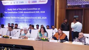 लखनऊ में पत्रकारों को संबोधित करते संयुक्त संसदीय समिति के अध्यक्ष और भाजपा सांसद पीपी चौधरी।