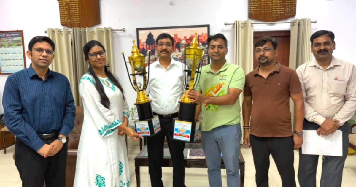 चेन्नई में राष्ट्रीय डाइविंग चैंपियनशिप के दौरान भारतीय रेलवे की विजेता टीम और कोच हिमांशु तिवारी।