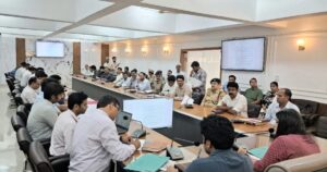 नोएडा में जिला सड़क सुरक्षा समिति की बैठक के बाद दुर्घटना संभावित ब्लैक स्पॉट का निरीक्षण करते अधिकारी।