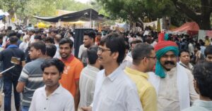 नई दिल्ली के जंतर-मंतर पर आमरण अनशन कर रहे छात्रों से मुलाकात करते रोजगार अधिकार अभियान के प्रतिनिधि।