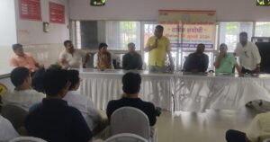 लखनऊ आरटीओ कार्यालय में ऑटो-अप्रूवल व्यवस्था पर चर्चा करते परिवहन विभाग के कर्मचारी।