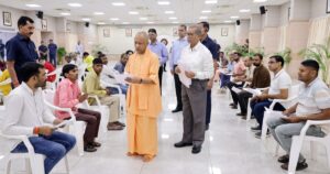 जनता दर्शन कार्यक्रम में खिलाड़ियों और आम लोगों से मुलाकात करते मुख्यमंत्री योगी आदित्यनाथ