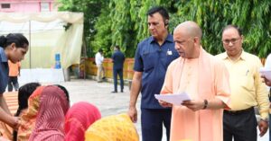 गोरखपुर के जनता दर्शन कार्यक्रम में लोगों की समस्याएं सुनते मुख्यमंत्री योगी आदित्यनाथ
