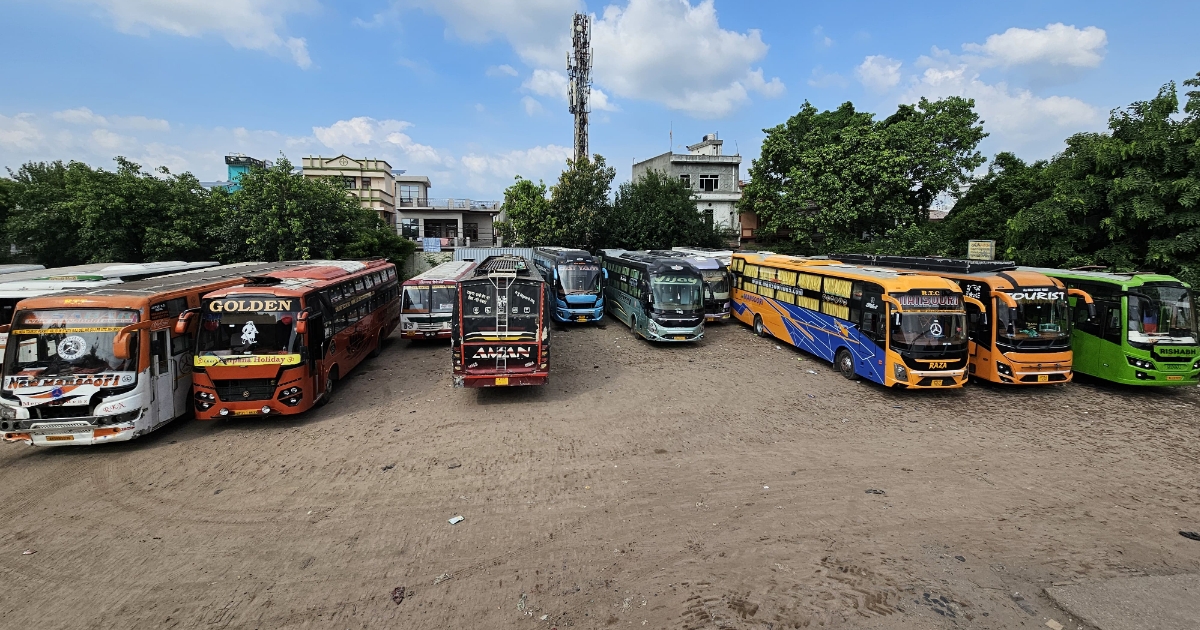 बरेली संभाग में परिवहन विभाग की प्रवर्तन कार्यवाही में पकड़ी गई बसों की फोटो