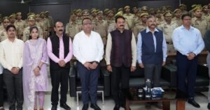 लखनऊ में फॉरेंसिक विज्ञान प्रशिक्षण के दौरान क्राइम सीन मैनेजमेंट सीखते यूपी पुलिस अधिकारी