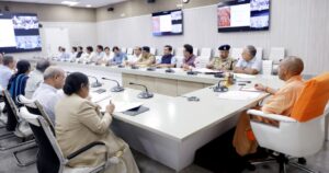 कांवड़ यात्रा 2026 की तैयारियों की समीक्षा करते मुख्यमंत्री योगी आदित्यनाथ और अधिकारियों की बैठक।