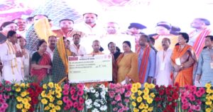 इटावा में विकास परियोजनाओं के लोकार्पण कार्यक्रम को संबोधित करते मुख्यमंत्री योगी आदित्यनाथ