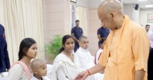 जनता दर्शन कार्यक्रम में लोगों की शिकायतें सुनते और अधिकारियों को निर्देश देते मुख्यमंत्री योगी आदित्यनाथ।
