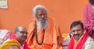 गुरु पूर्णिमा पर लखनऊ के मंदिर में संत का सम्मान करते भाजपा पदाधिकारी