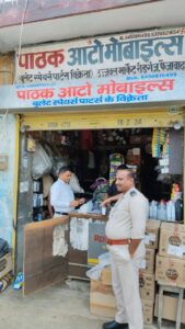 अयोध्या में मॉडिफाइड साइलेंसर और प्रेशर हॉर्न के खिलाफ वाहन जांच करती परिवहन विभाग की टीम।