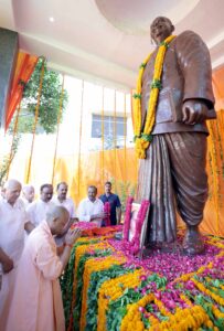 मुख्यमंत्री योगी आदित्यनाथ लखनऊ में डॉ. श्यामा प्रसाद मुखर्जी की 125वीं जयंती पर प्रतिमा पर श्रद्धांजलि अर्पित करते हुए