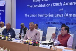 लखनऊ में 'एक राष्ट्र, एक चुनाव' पर संयुक्त संसदीय समिति के साथ बैठक में उत्तर प्रदेश विधानसभा अध्यक्ष सतीश महाना अपने विचार रखते हुए।