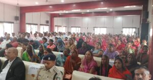 देवरिया के सलेमपुर में आयोजित विशेष विधिक सहायता एवं सशक्तिकरण शिविर में लाभार्थियों को प्रमाण-पत्र और सरकारी योजनाओं का लाभ देते अधिकारी।
