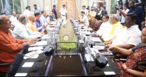 लखनऊ के विधान भवन में मानसून सत्र से पहले आयोजित सर्वदलीय बैठक में मुख्यमंत्री योगी आदित्यनाथ और विभिन्न दलों के नेता।