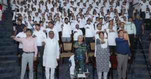 लखनऊ में नशामुक्त युवा फॉर विकसित भारत अभियान के शुभारंभ कार्यक्रम में राज्यपाल के साथ शपथ लेते युवा।
